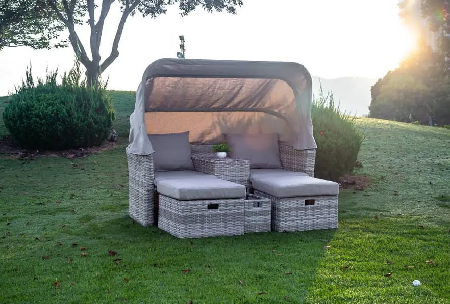 Biến đổi không gian sống ngoài trời của bạn với bộ ghế sofa tán đồng hành